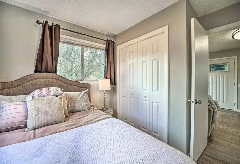 Cozy Roseburg Home W/ Fire Pit + Gas Grill!