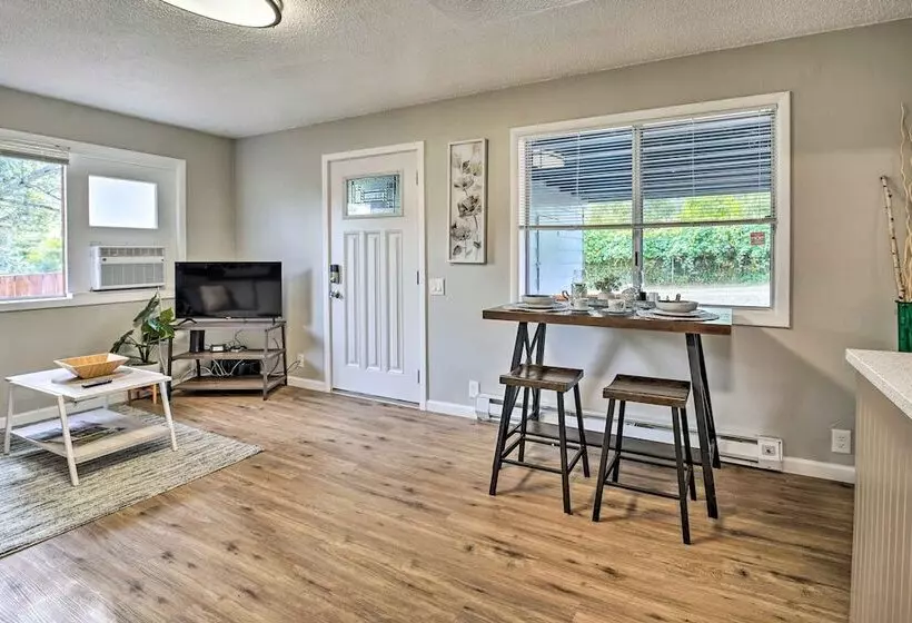 Cozy Roseburg Home W/ Fire Pit + Gas Grill!