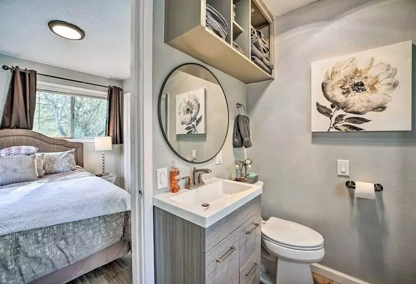 Cozy Roseburg Home W/ Fire Pit + Gas Grill!