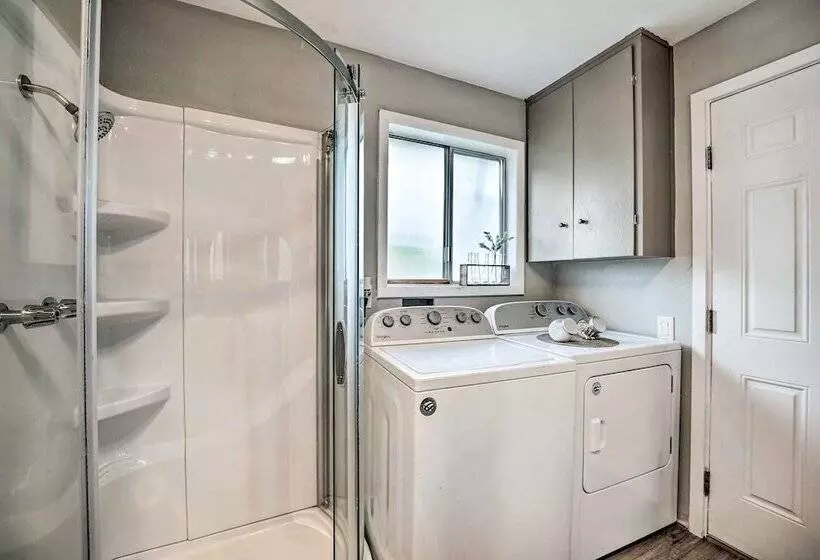 Cozy Roseburg Home W/ Fire Pit + Gas Grill!