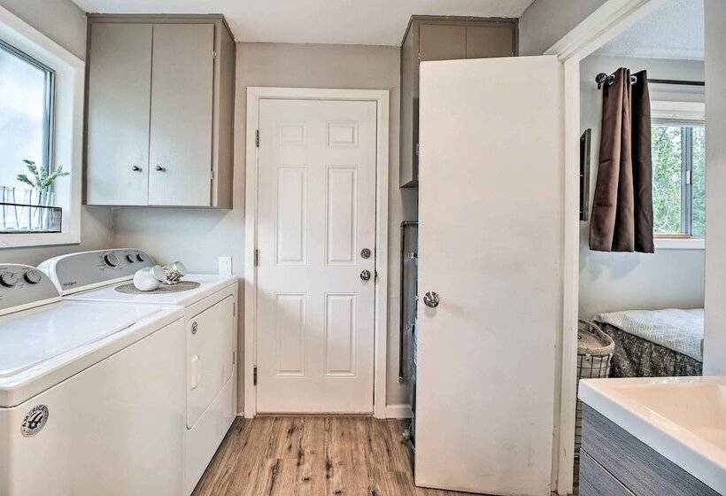 Cozy Roseburg Home W/ Fire Pit + Gas Grill!