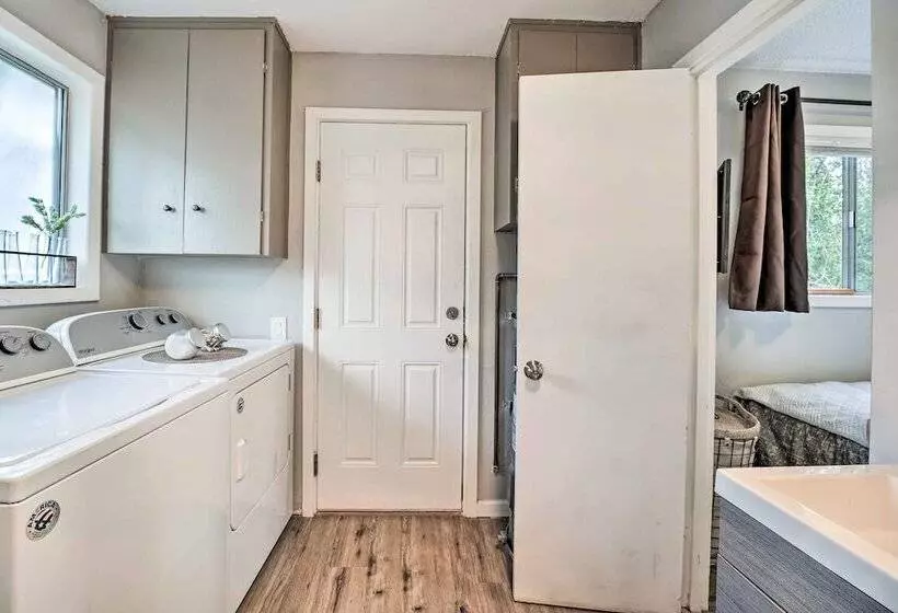 Cozy Roseburg Home W/ Fire Pit + Gas Grill!