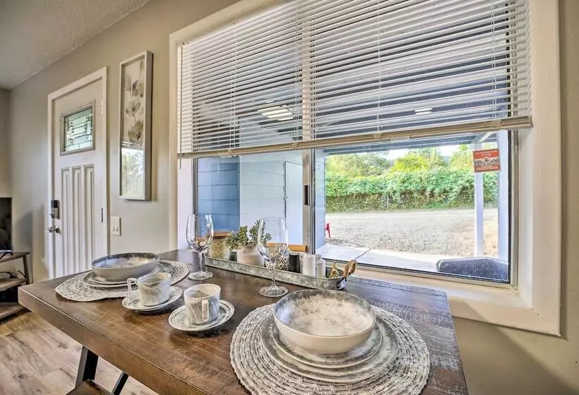 Cozy Roseburg Home W/ Fire Pit + Gas Grill!