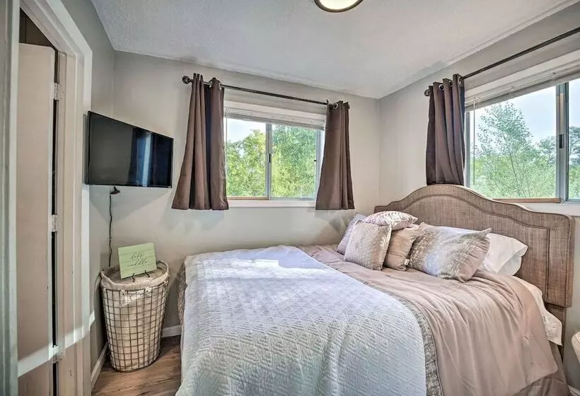 Cozy Roseburg Home W/ Fire Pit + Gas Grill!