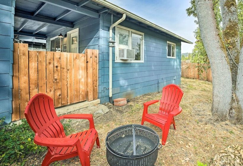 Cozy Roseburg Home W/ Fire Pit + Gas Grill!
