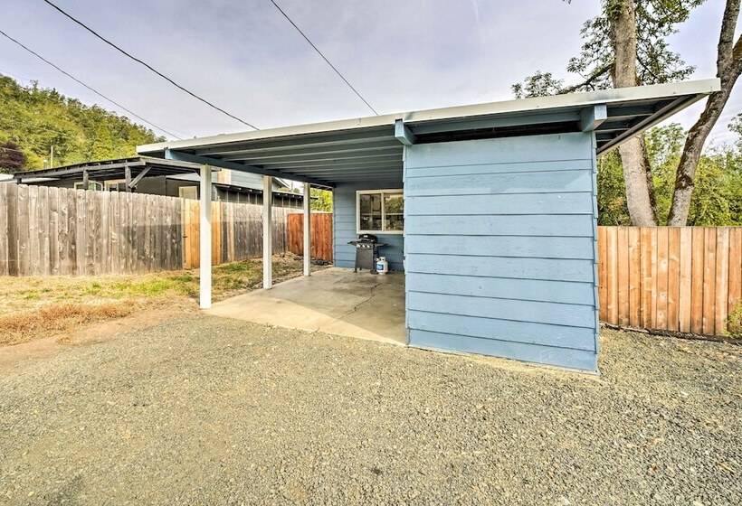 Cozy Roseburg Home W/ Fire Pit + Gas Grill!