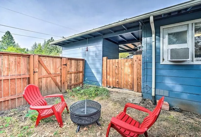 Cozy Roseburg Home W/ Fire Pit + Gas Grill!