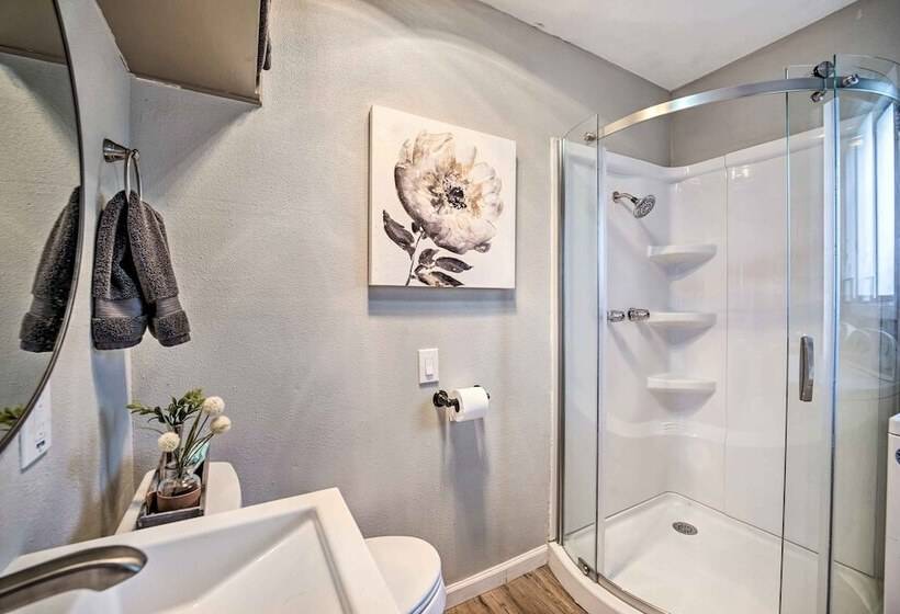 Cozy Roseburg Home W/ Fire Pit + Gas Grill!