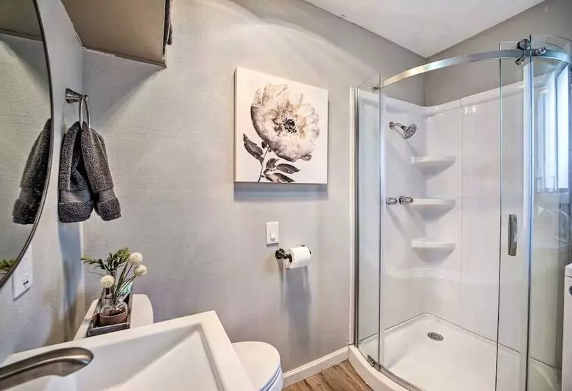 Cozy Roseburg Home W/ Fire Pit + Gas Grill!