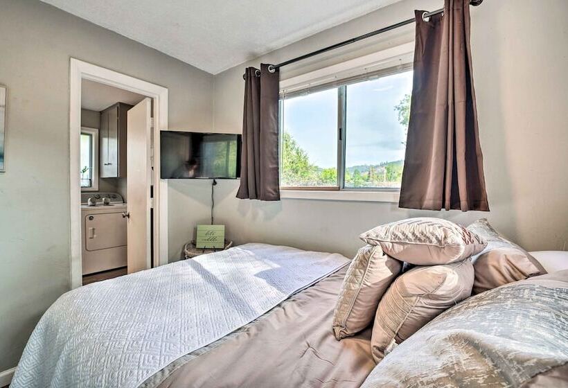 Cozy Roseburg Home W/ Fire Pit + Gas Grill!