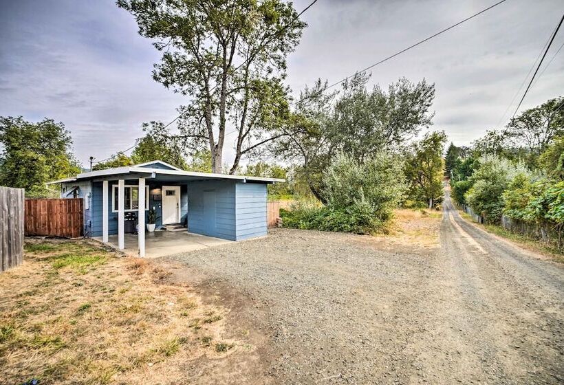 Cozy Roseburg Home W/ Fire Pit + Gas Grill!