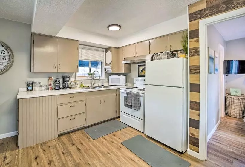 Cozy Roseburg Home W/ Fire Pit + Gas Grill!