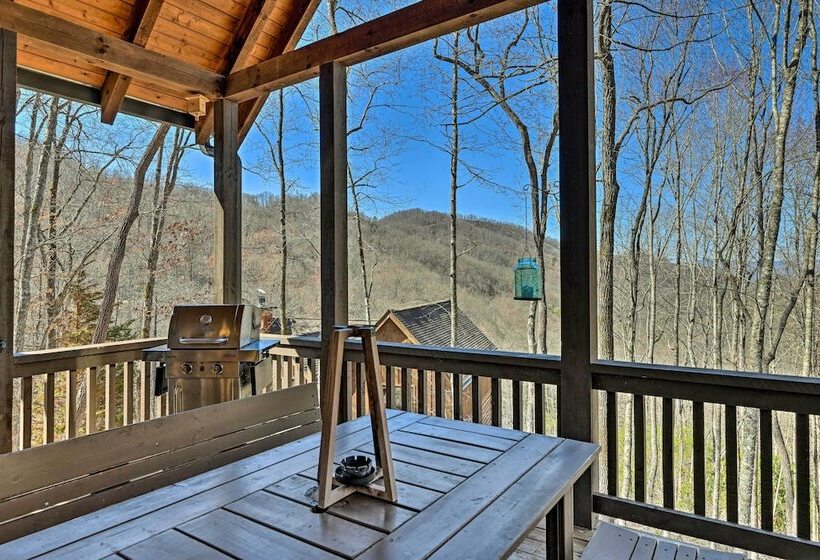 Hot Tub & Deck: Getaway Near Nantahala Gorge!
