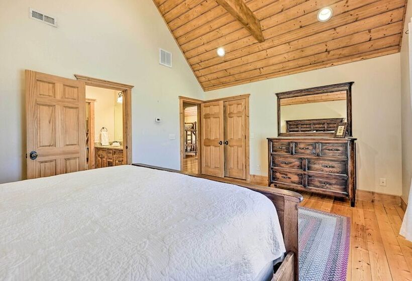 Hot Tub & Deck: Getaway Near Nantahala Gorge!