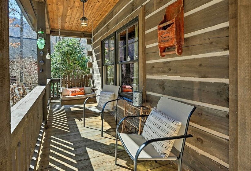 Hot Tub & Deck: Getaway Near Nantahala Gorge!