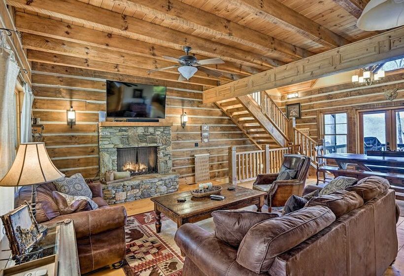 Hot Tub & Deck: Getaway Near Nantahala Gorge!