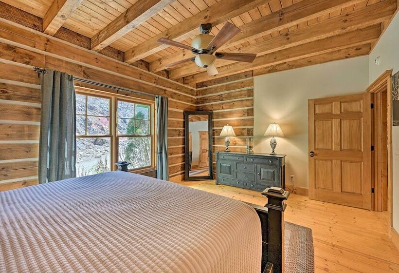 Hot Tub & Deck: Getaway Near Nantahala Gorge!