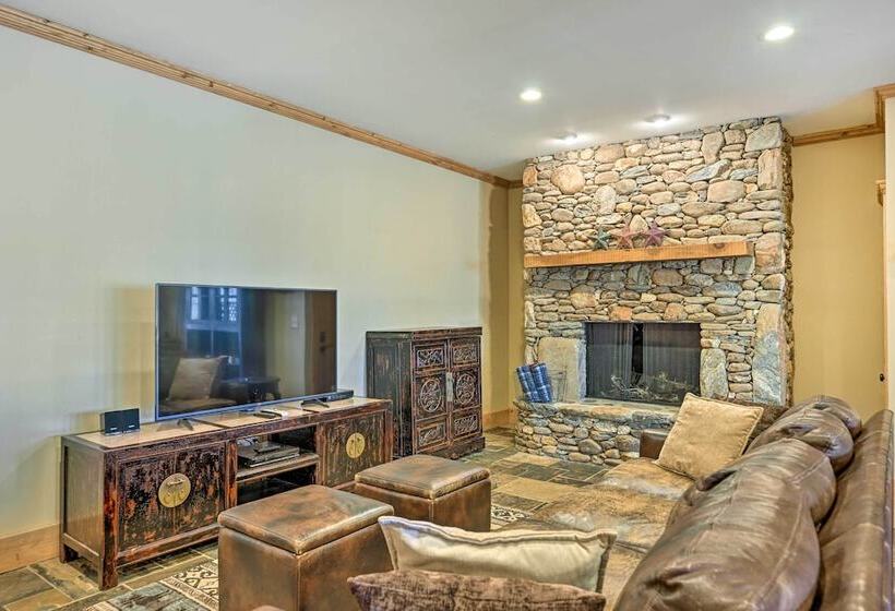 Hot Tub & Deck: Getaway Near Nantahala Gorge!