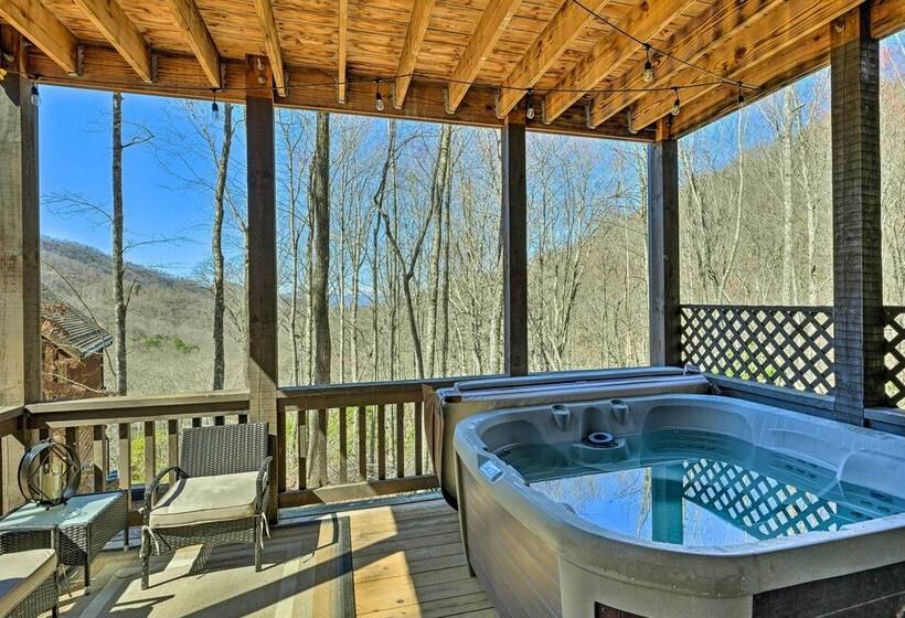 Hot Tub & Deck: Getaway Near Nantahala Gorge!