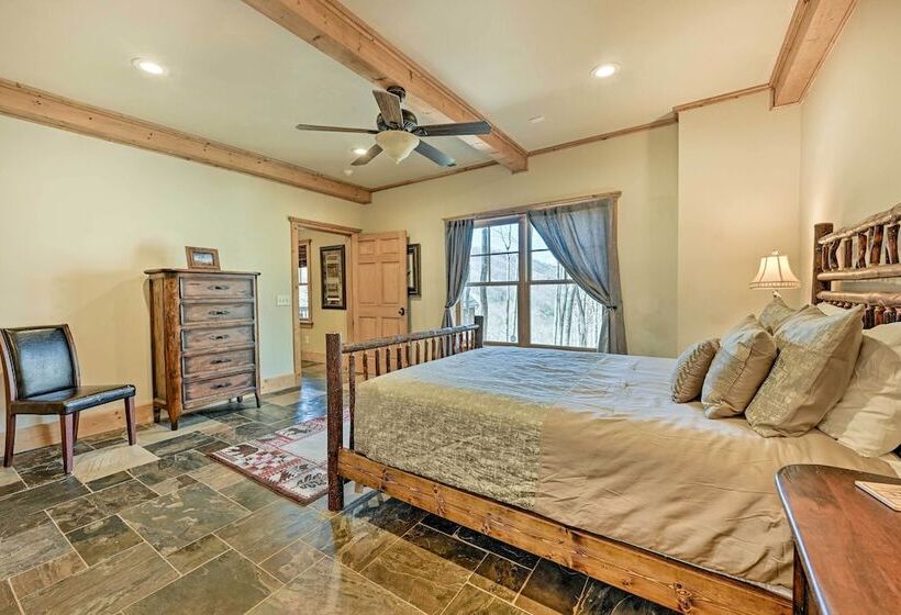 Hot Tub & Deck: Getaway Near Nantahala Gorge!