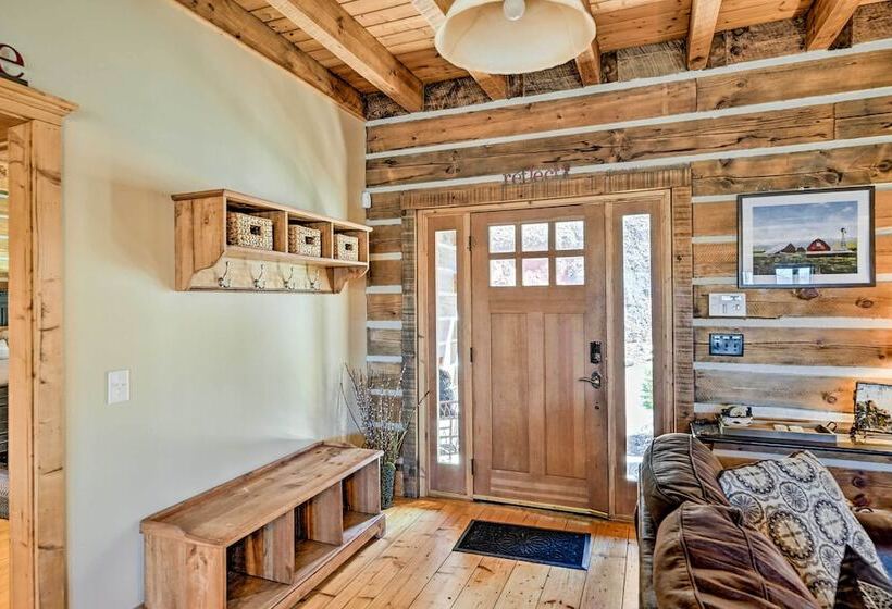 Hot Tub & Deck: Getaway Near Nantahala Gorge!