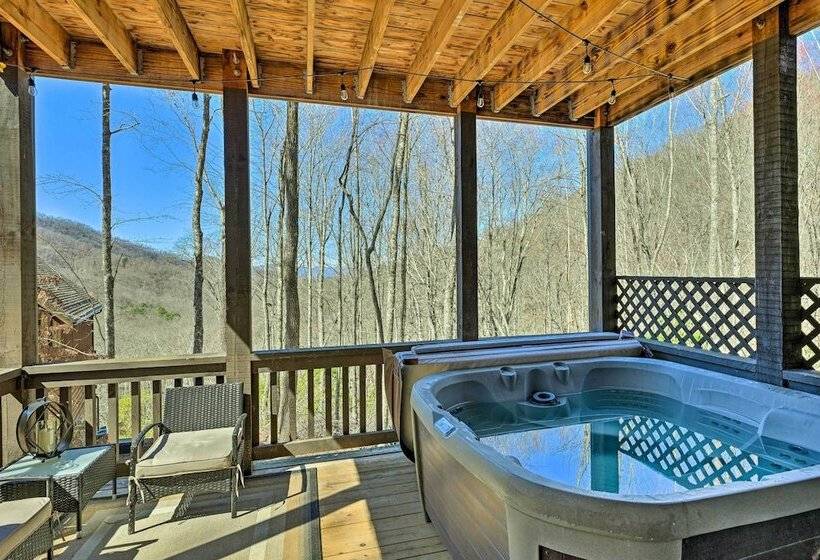 Hot Tub & Deck: Getaway Near Nantahala Gorge!