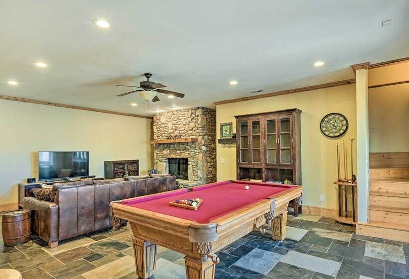 Hot Tub & Deck: Getaway Near Nantahala Gorge!