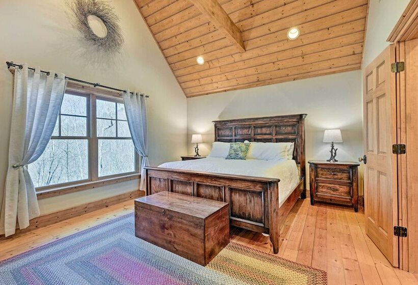 Hot Tub & Deck: Getaway Near Nantahala Gorge!