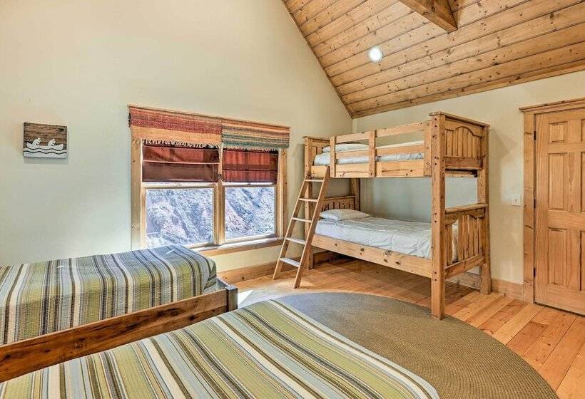 Hot Tub & Deck: Getaway Near Nantahala Gorge!