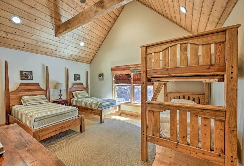 Hot Tub & Deck: Getaway Near Nantahala Gorge!