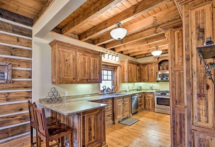 Hot Tub & Deck: Getaway Near Nantahala Gorge!