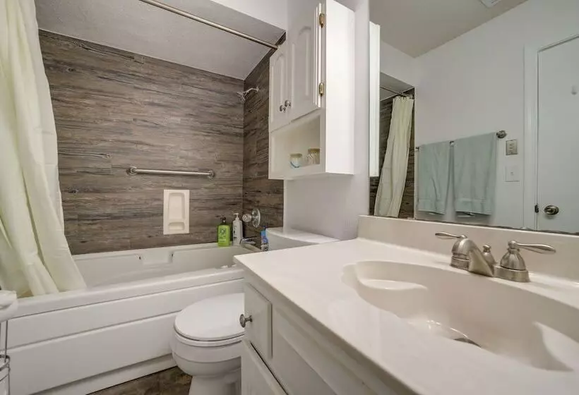 Family Friendly Broken Arrow Retreat W/ Yard!