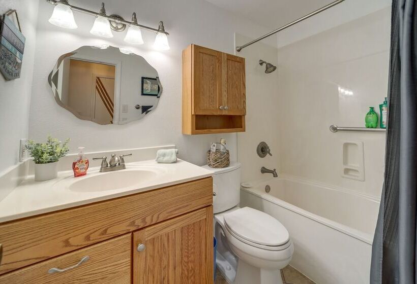 Family Friendly Broken Arrow Retreat W/ Yard!