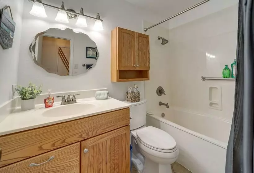 Family Friendly Broken Arrow Retreat W/ Yard!