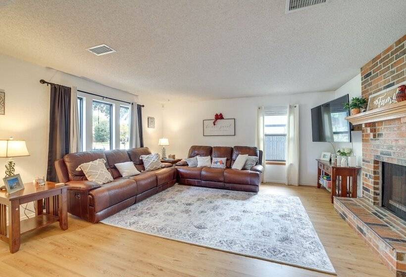 Family Friendly Broken Arrow Retreat W/ Yard!