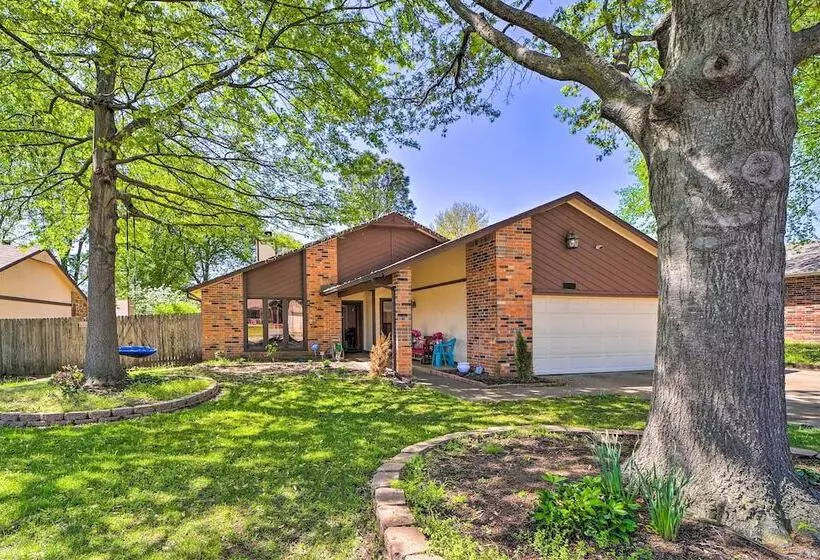 Family Friendly Broken Arrow Retreat W/ Yard!