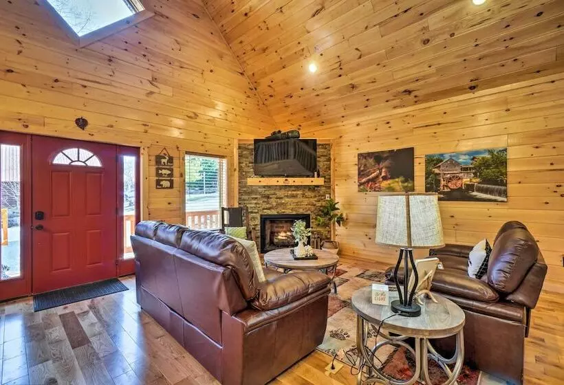 Gatlinburg Mountain Cabin: 4 Mi To National Park!