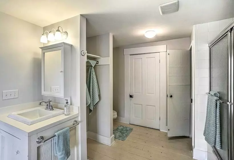 Historic Troy Home Close To Shops W/ Fire Pit