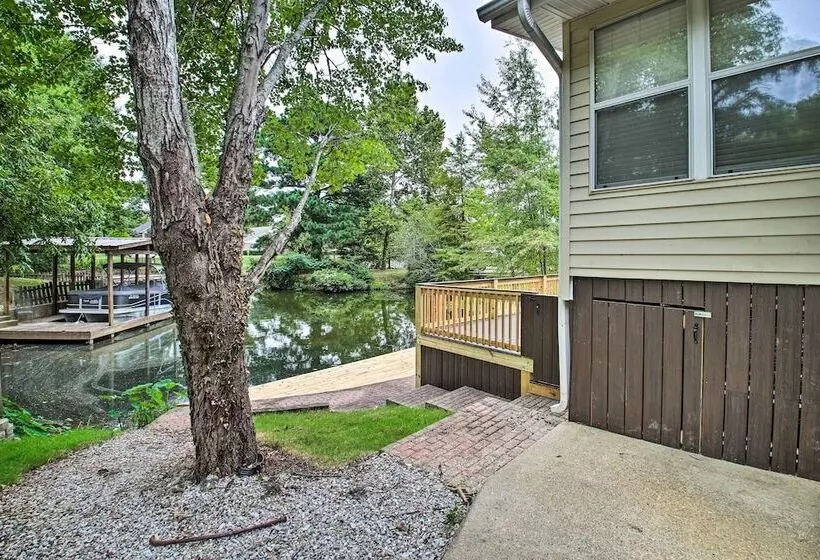 2 Tier Deck & Boat Parking: Lake Hamilton Home