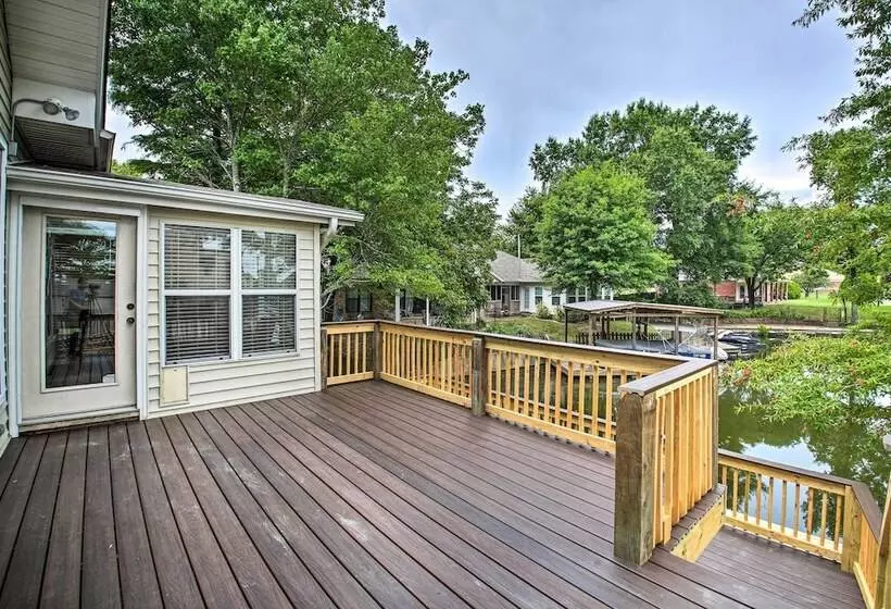 2 Tier Deck & Boat Parking: Lake Hamilton Home