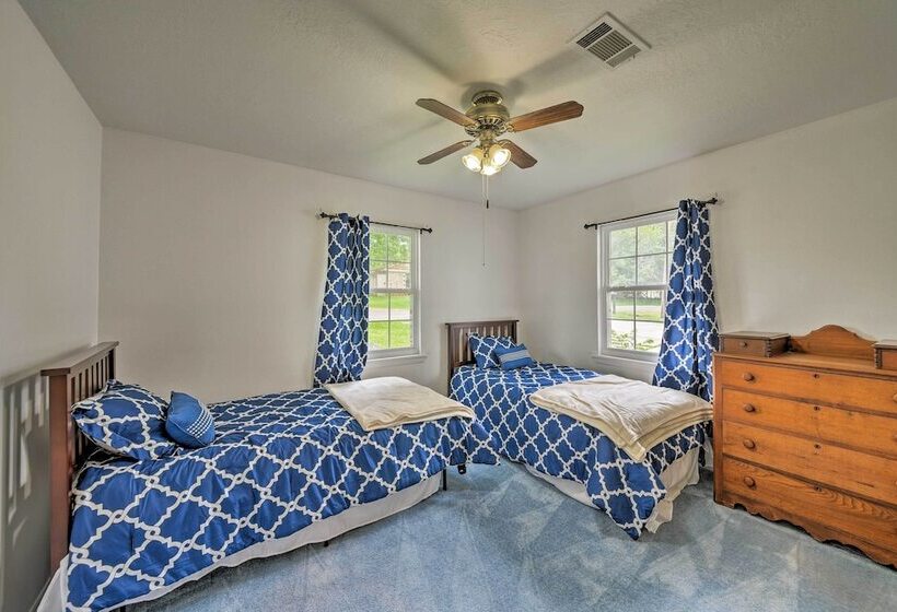 Lakefront Livingston Home W/ Dock, 1 Mi To Launch!