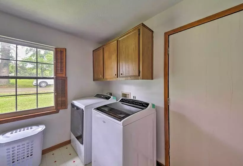 Lakefront Livingston Home W/ Dock, 1 Mi To Launch!