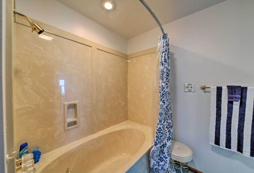 Lakefront Livingston Home W/ Dock, 1 Mi To Launch!