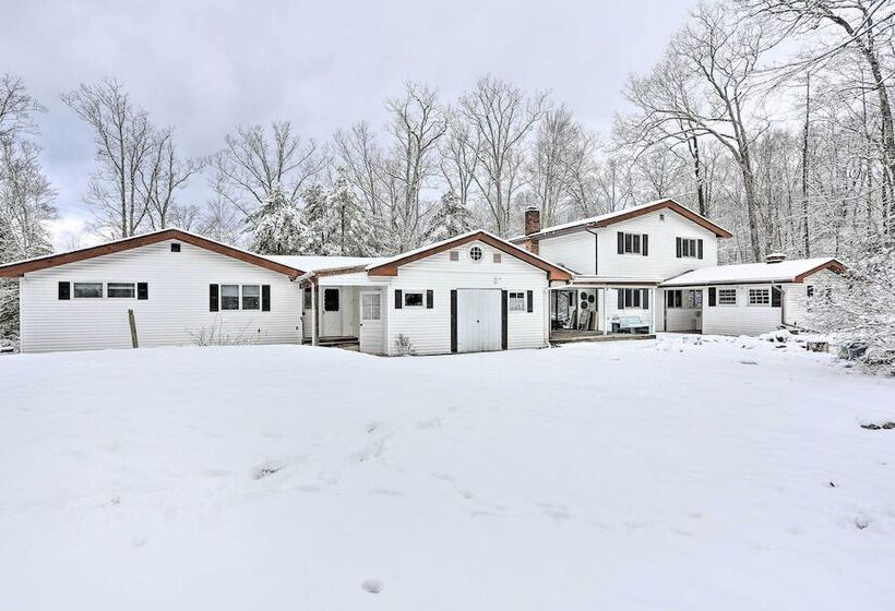 Large Greeley House W/ 2 Game Rooms + Yard!