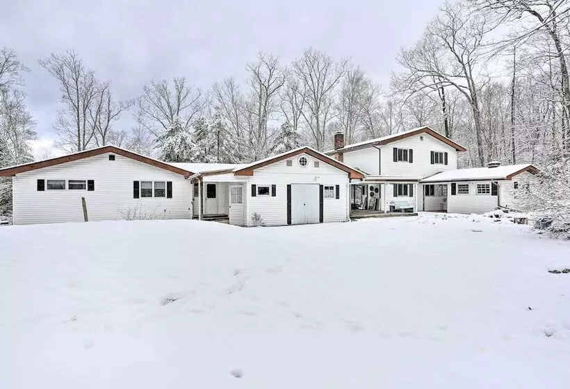 Large Greeley House W/ 2 Game Rooms + Yard!