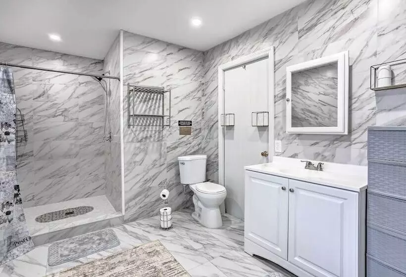 Large Greeley House W/ 2 Game Rooms + Yard!