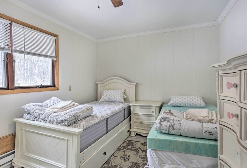 Large Greeley House W/ 2 Game Rooms + Yard!