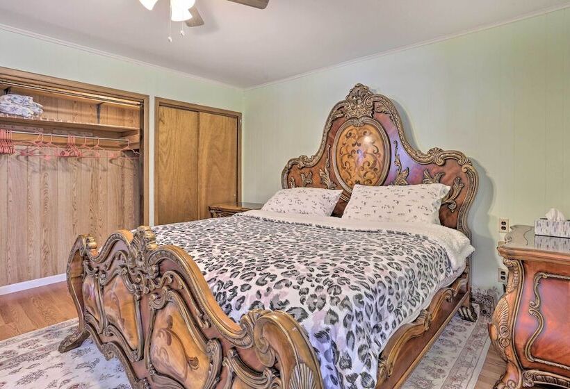 Large Greeley House W/ 2 Game Rooms + Yard!