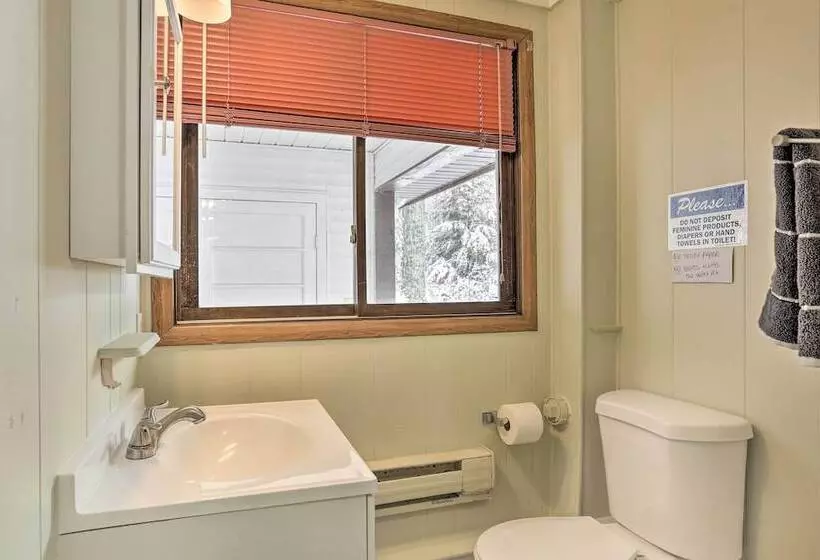 Large Greeley House W/ 2 Game Rooms + Yard!