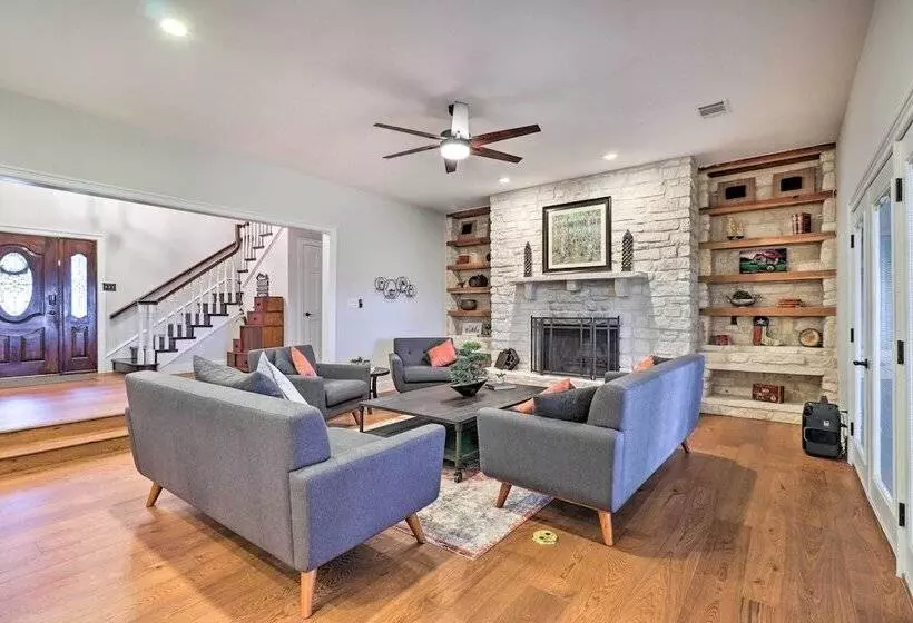 Modern Lakehouse W/ Stunning Views & Hot Tub!